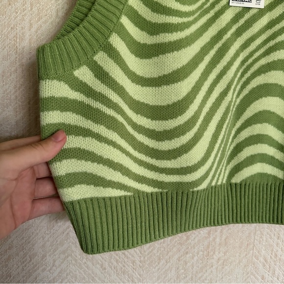 NWT Divided Green Zebra Striped Cropped Sweater Vest Large - Picture 7 of 9